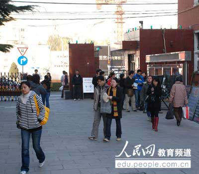 组图:2009年国家公务员考试考场直击(2)