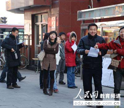 组图:2009年国家公务员考试考场直击(3)