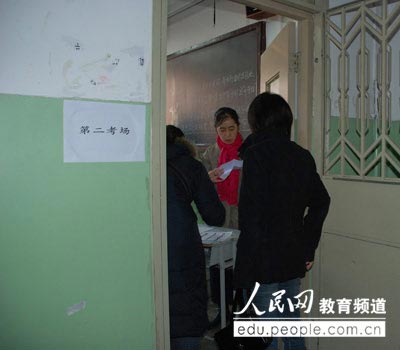 组图:2009年国家公务员考试考场直击(5)